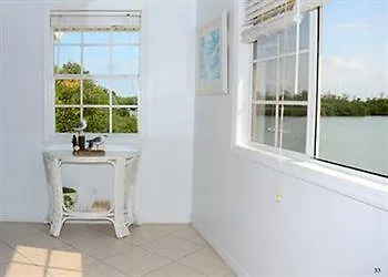 Castaways Beach And Bay Cottages
